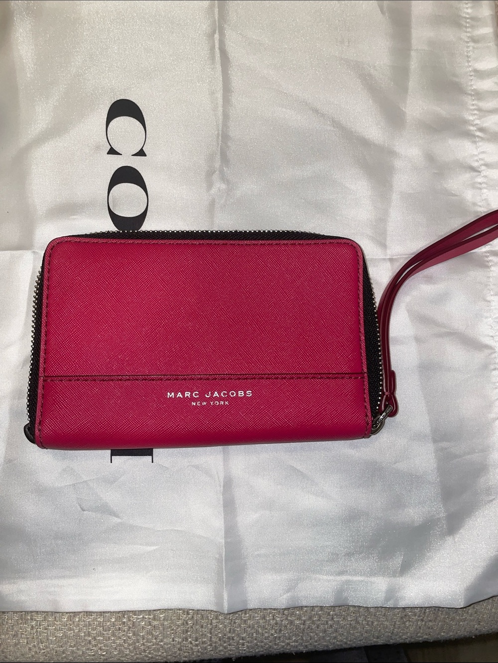 NWOT MARC JACOBS SAFFIANO LEATHER PHONE WALLET Wristlet IN CARNATION PINK